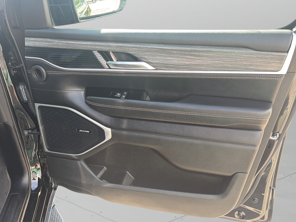 Used 2024 Jeep Wagoneer L Series II RWD image 9