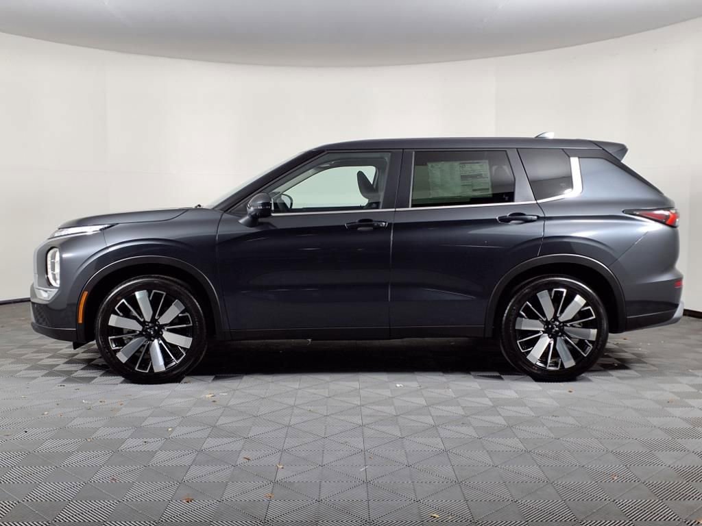 Used 2025 Mitsubishi Outlander SE image 4