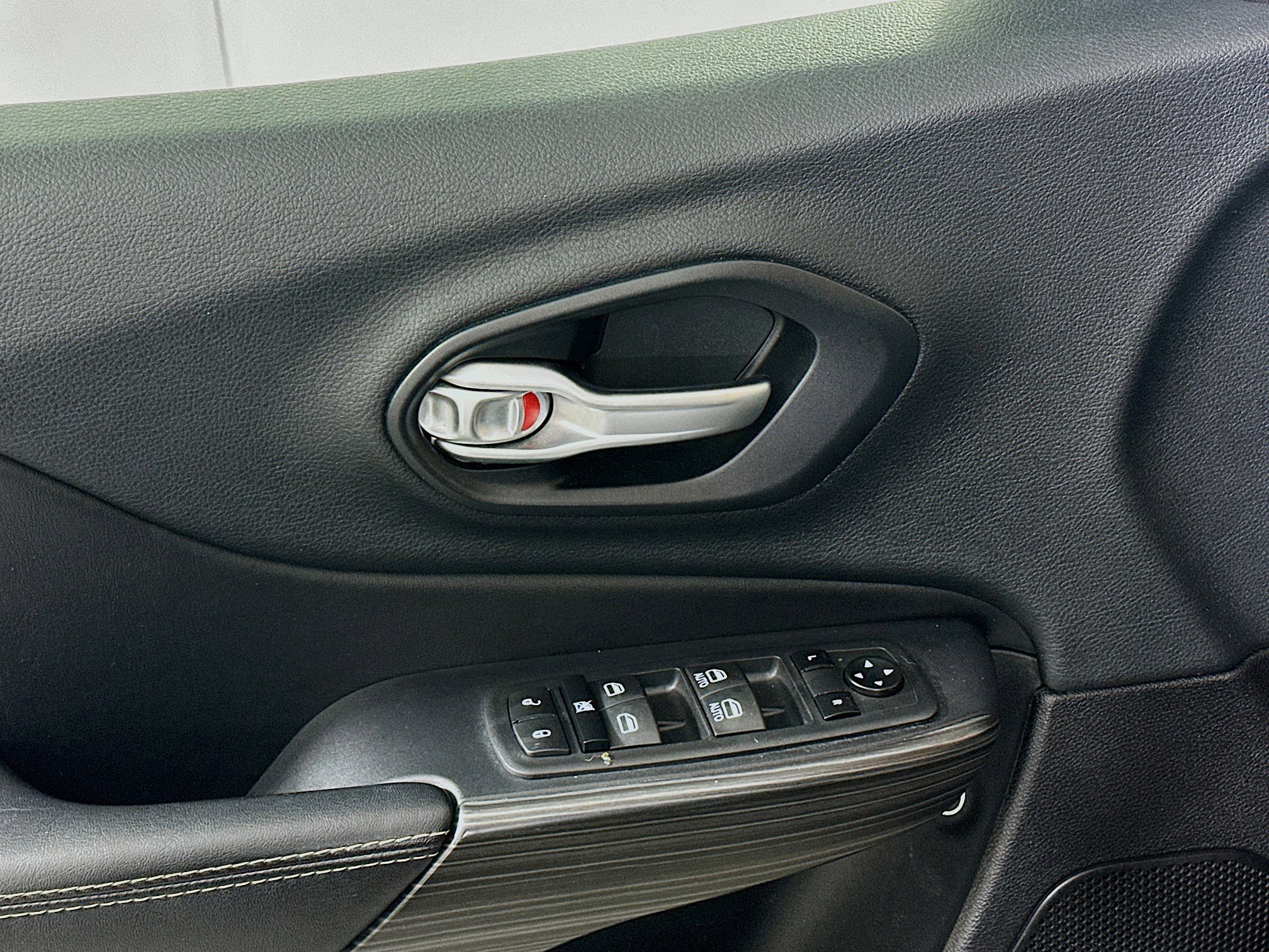 Used 2015 Jeep Cherokee Limited image 15