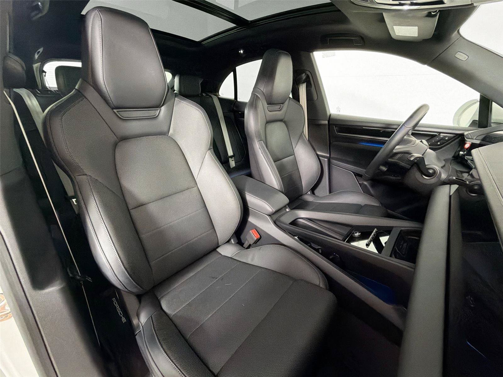Certified 2025 Porsche Macan Electric RWD image 28