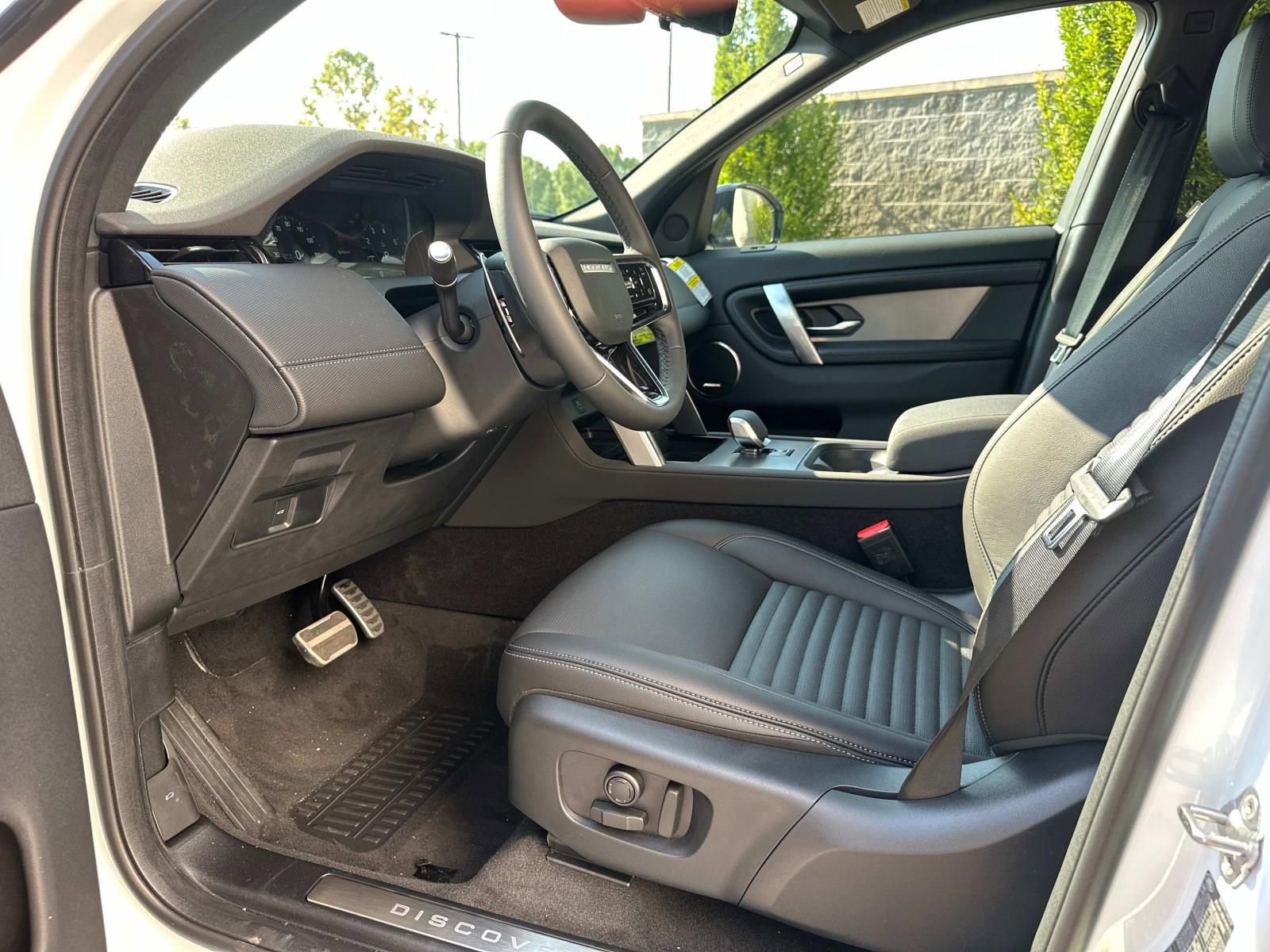 New 2025 Land Rover Discovery Sport Dynamic SE image 11