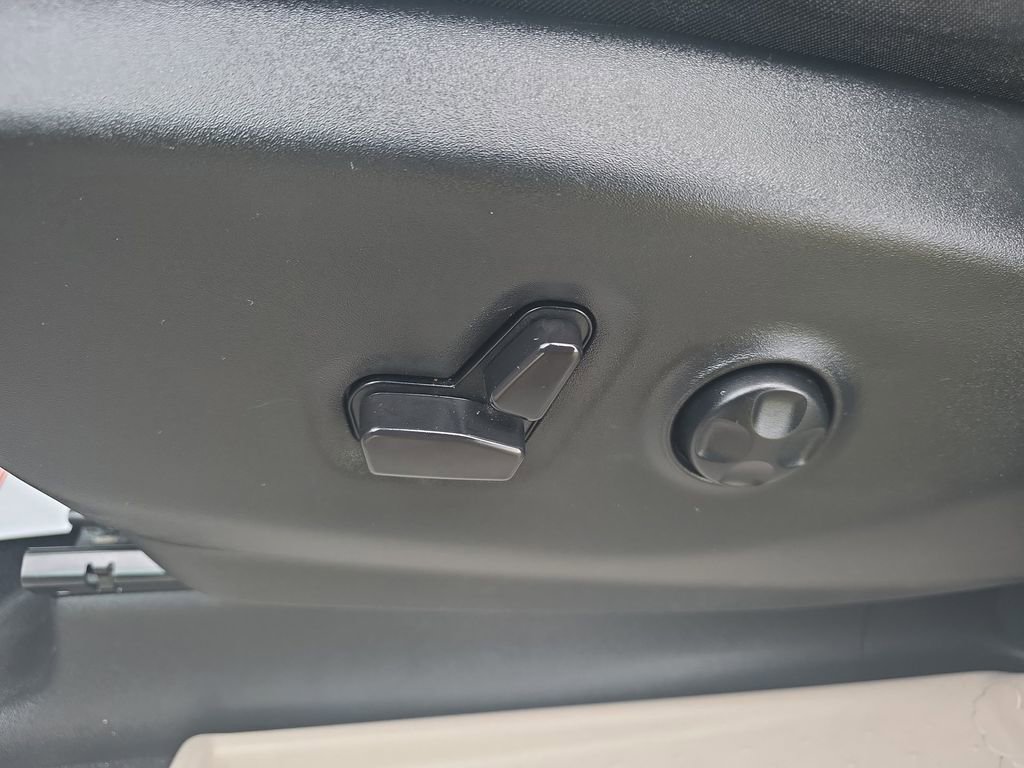 Used 2024 Chrysler Pacifica Touring-L FWD image 12