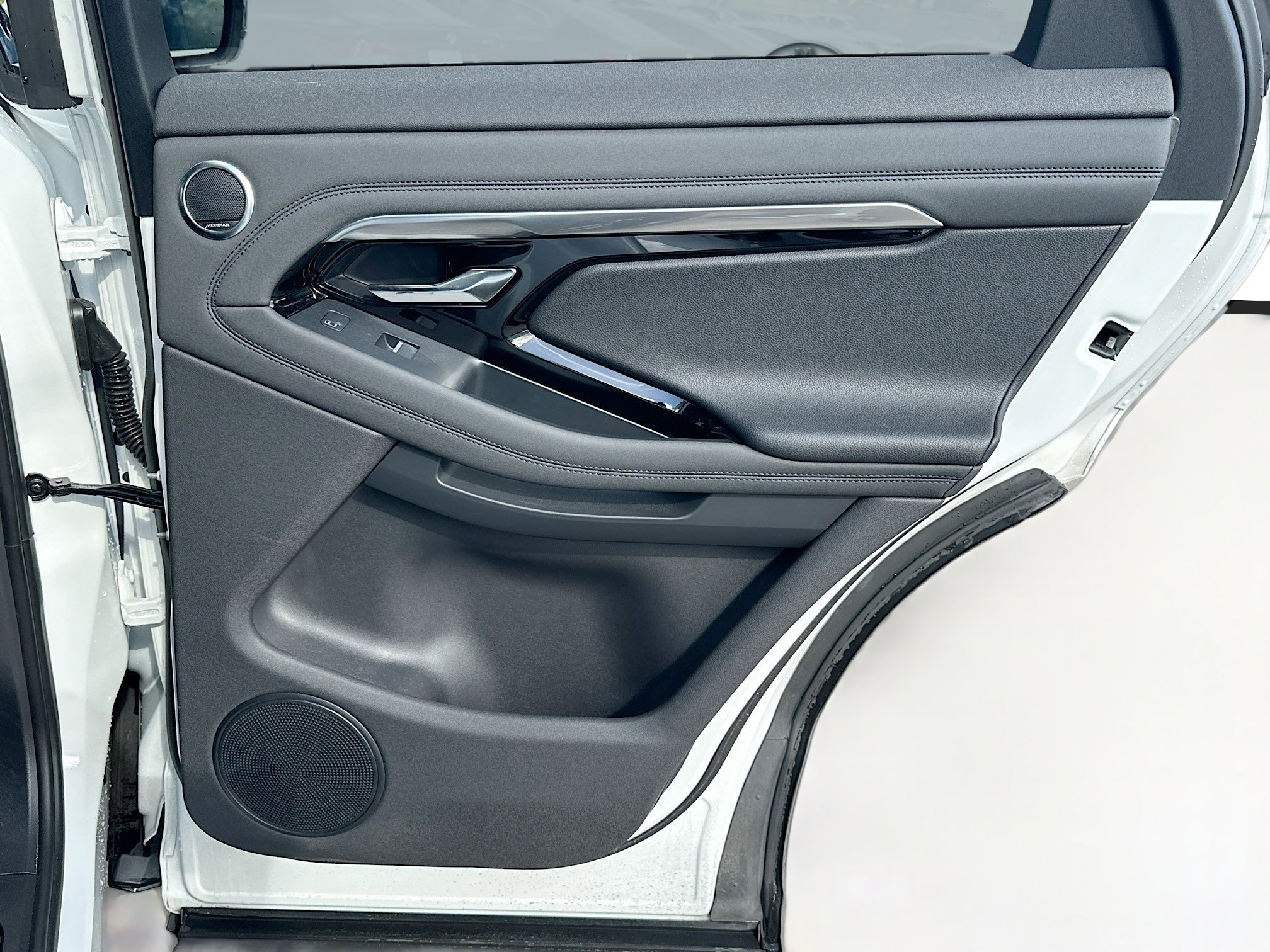 Used 2022 Land Rover Range Rover Evoque R-Dynamic SE image 32