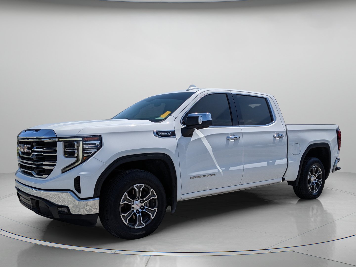Used 2024 GMC Sierra 1500 SLT RWD image 2
