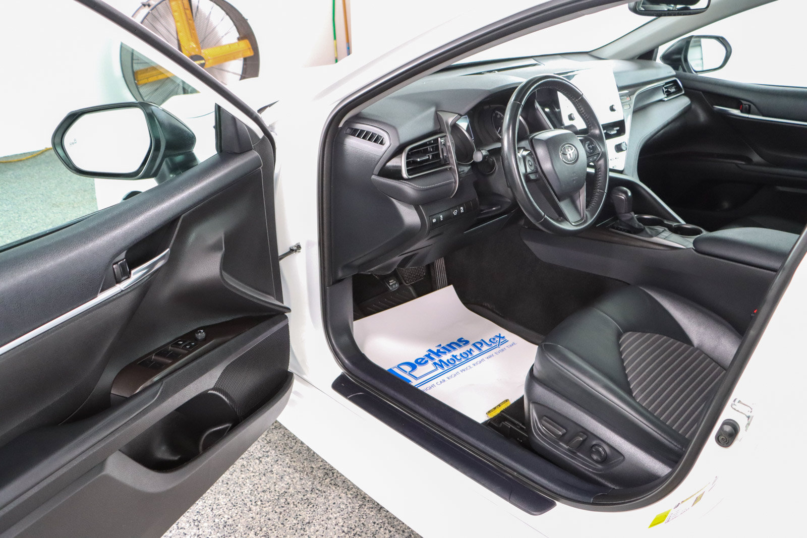 Used 2023 Toyota Camry SE w/ Convenience Package FWD image 3