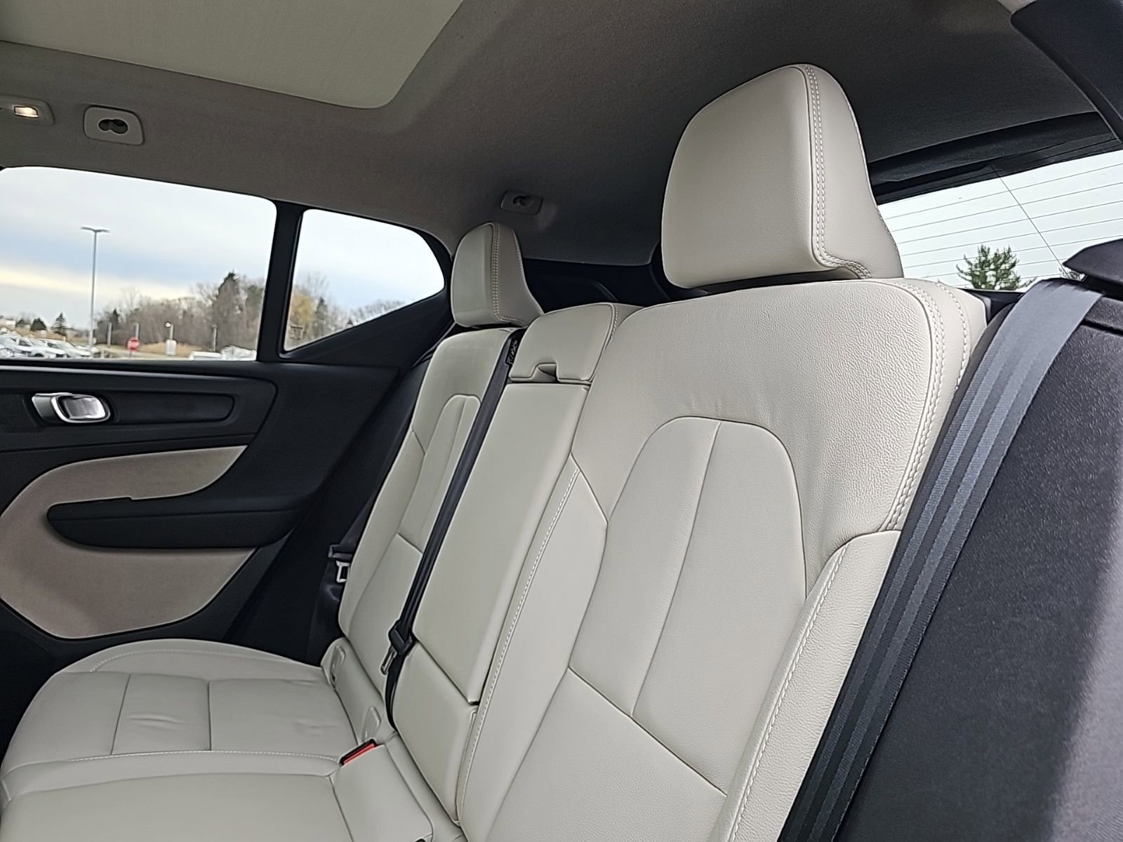 Used 2024 Volvo XC40 B5 Plus w/ Climate Package image 19