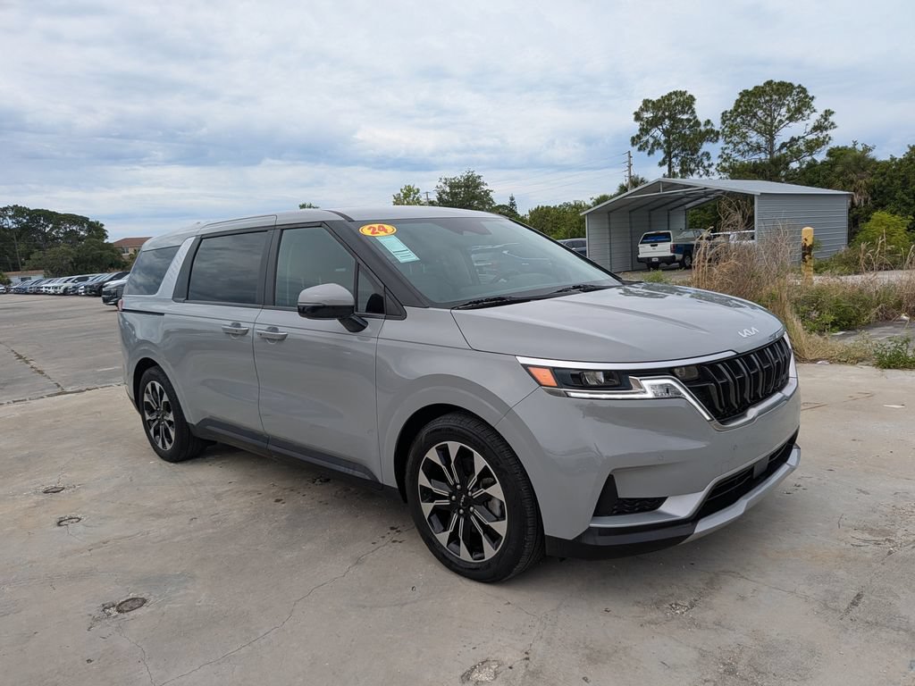 Used 2024 Kia Carnival EX FWD image 2