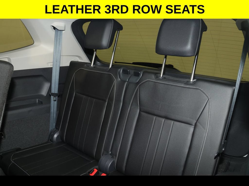 Used 2023 Volkswagen Tiguan SE w/ Panoramic Sunroof Package FWD image 12