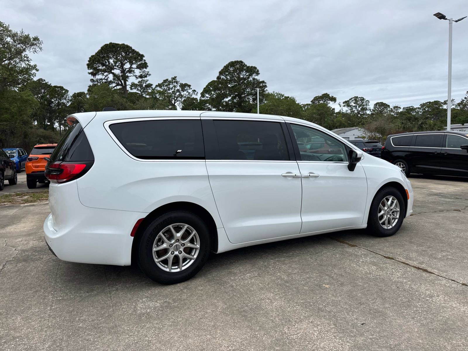Certified 2023 Chrysler Pacifica Touring-L image 3