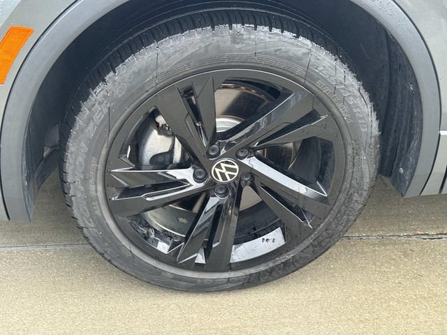 Used 2024 Volkswagen Tiguan SE R-Line FWD image 5