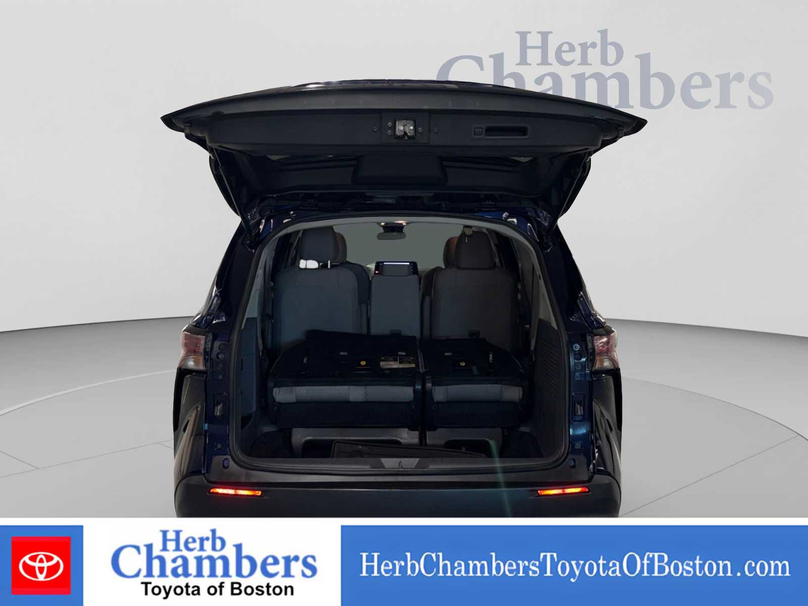 Used 2023 Toyota Sienna LE AWD/4WD image 3