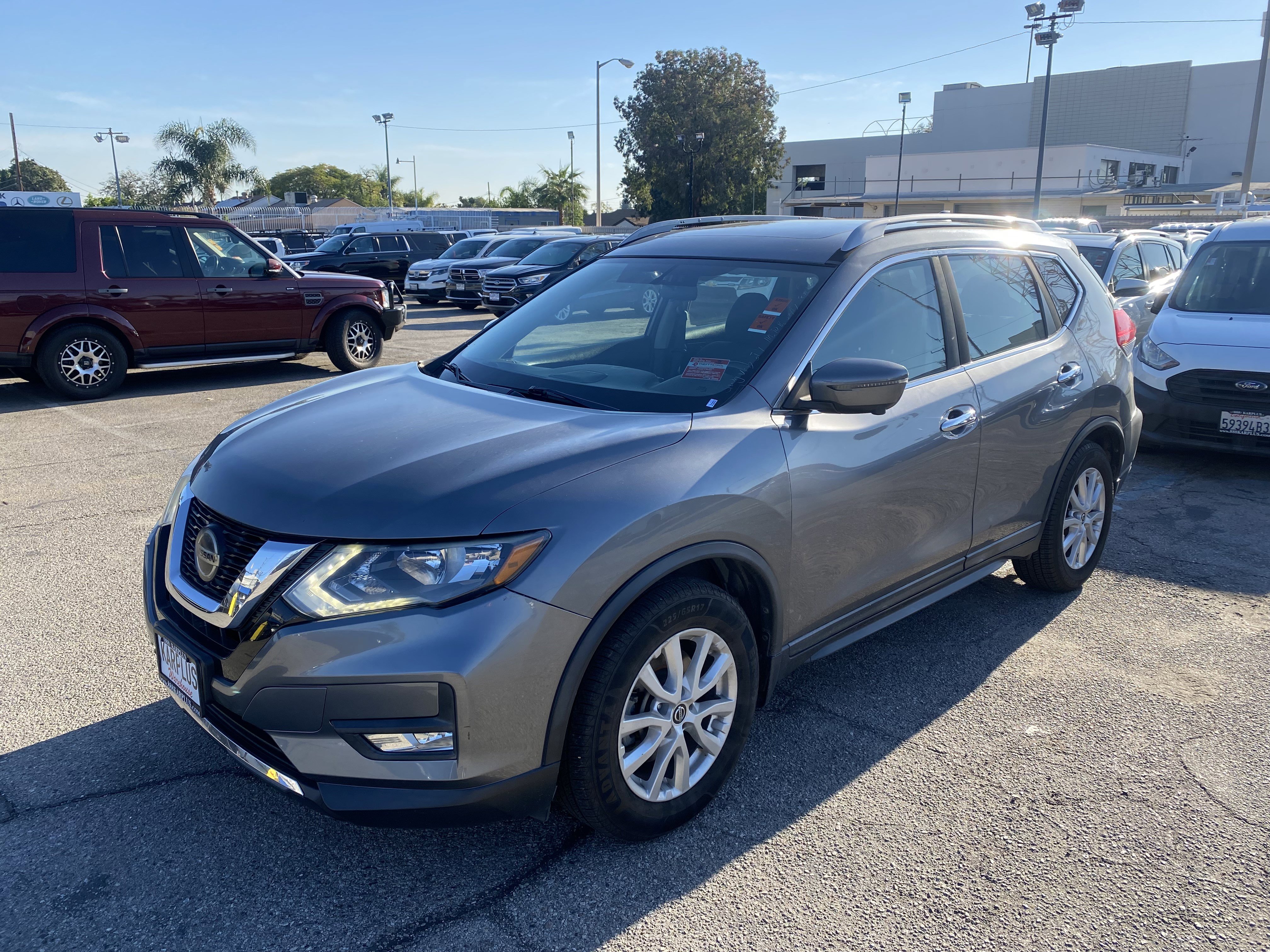Used 2018 Nissan Rogue SV w/ Premium Package image 2