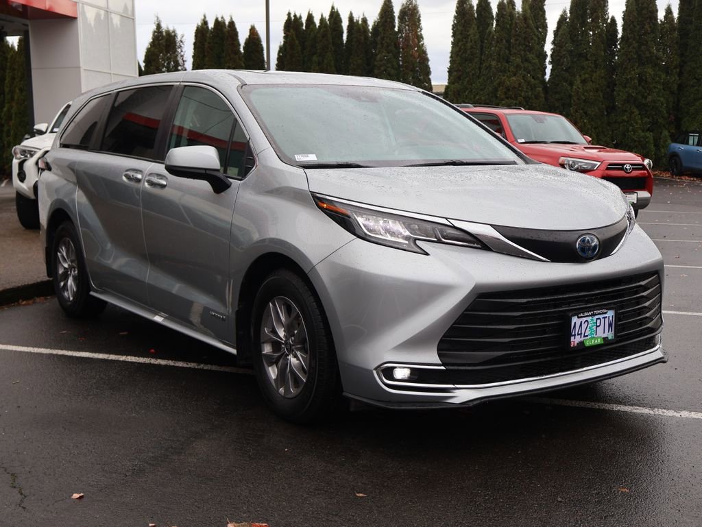 Used 2021 Toyota Sienna XLE image 10