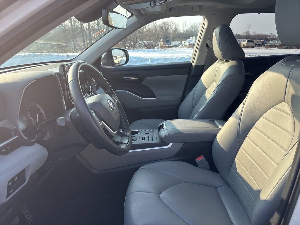 Used 2023 Toyota Highlander XLE image 30