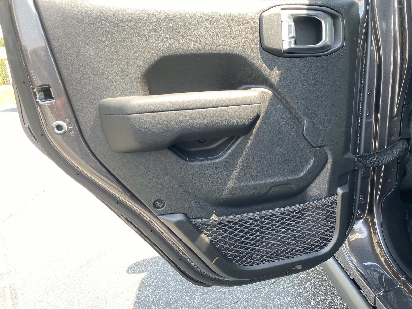 Used 2025 Jeep Wrangler Willys AWD/4WD image 17