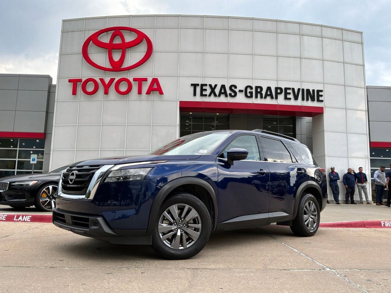 Used 2025 Nissan Pathfinder SV FWD image 2