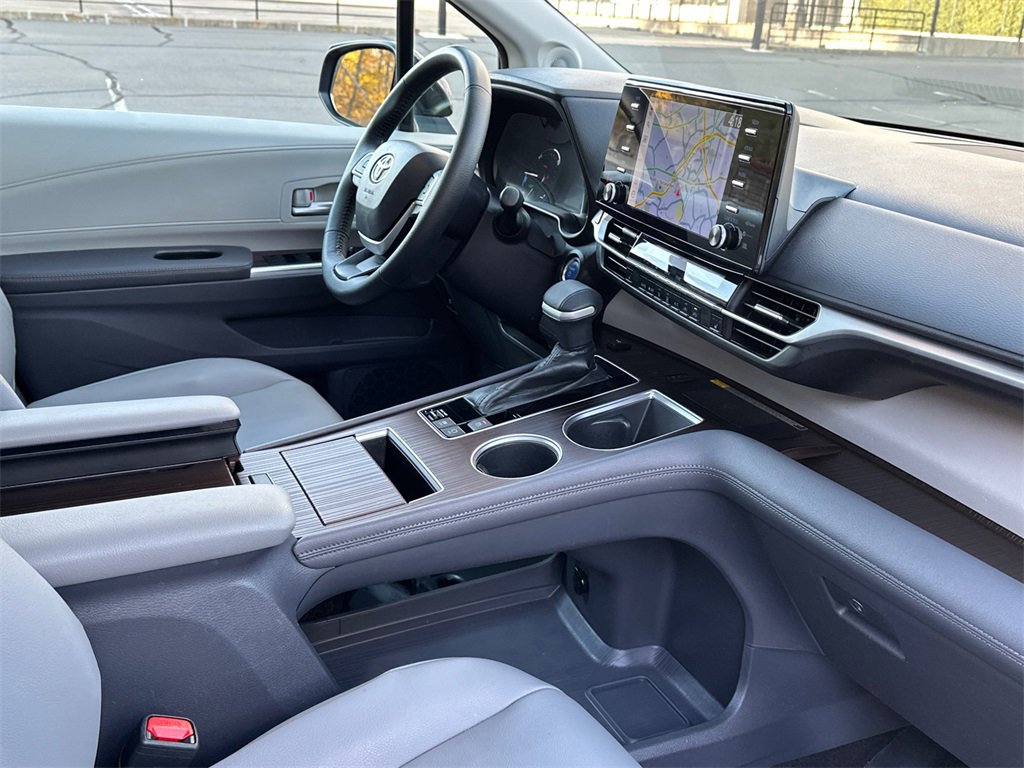 Used 2022 Toyota Sienna XLE image 12