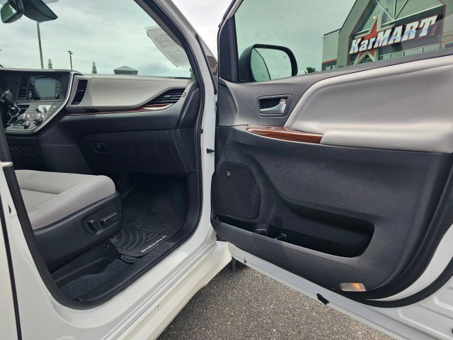 Used 2020 Toyota Sienna Limited FWD image 12