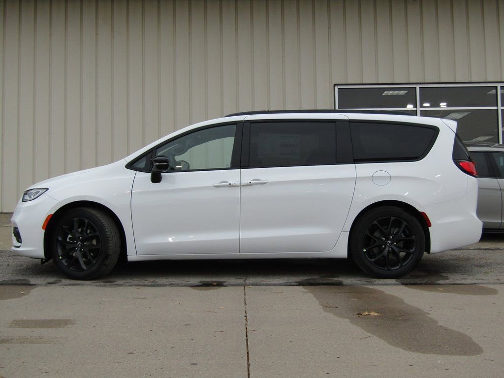 New 2026 Chrysler Pacifica Limited w/ S Appearance Package image 11