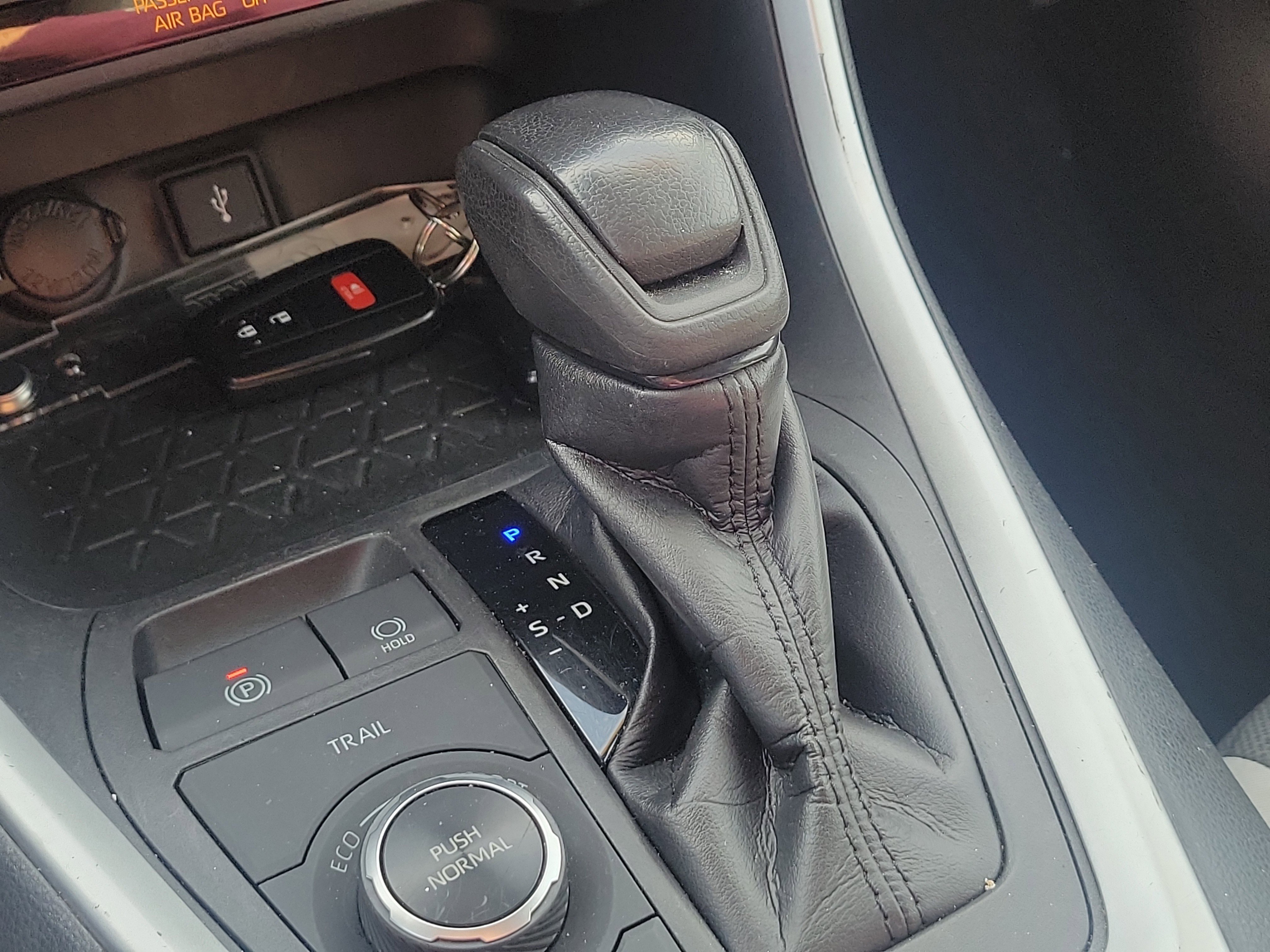 Used 2021 Toyota RAV4 XLE image 32