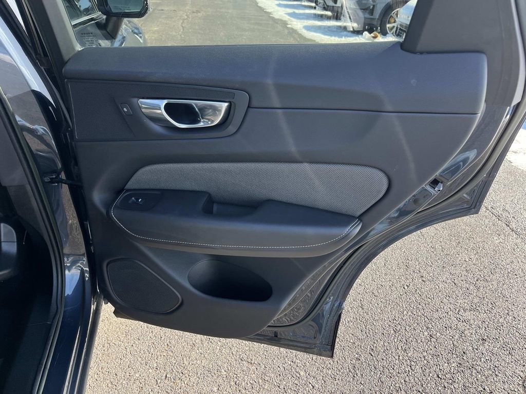 Used 2022 Volvo XC60 B5 R-Design w/ Climate Package image 20