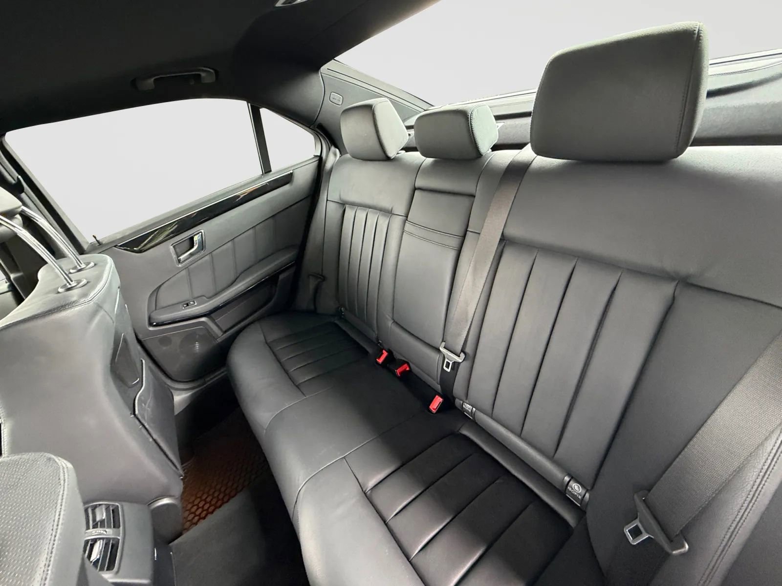 Used 2010 Mercedes-Benz E 550 4MATIC Sedan image 15