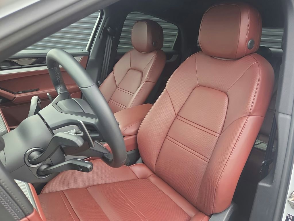 Certified 2025 Porsche Cayenne Coupe image 5