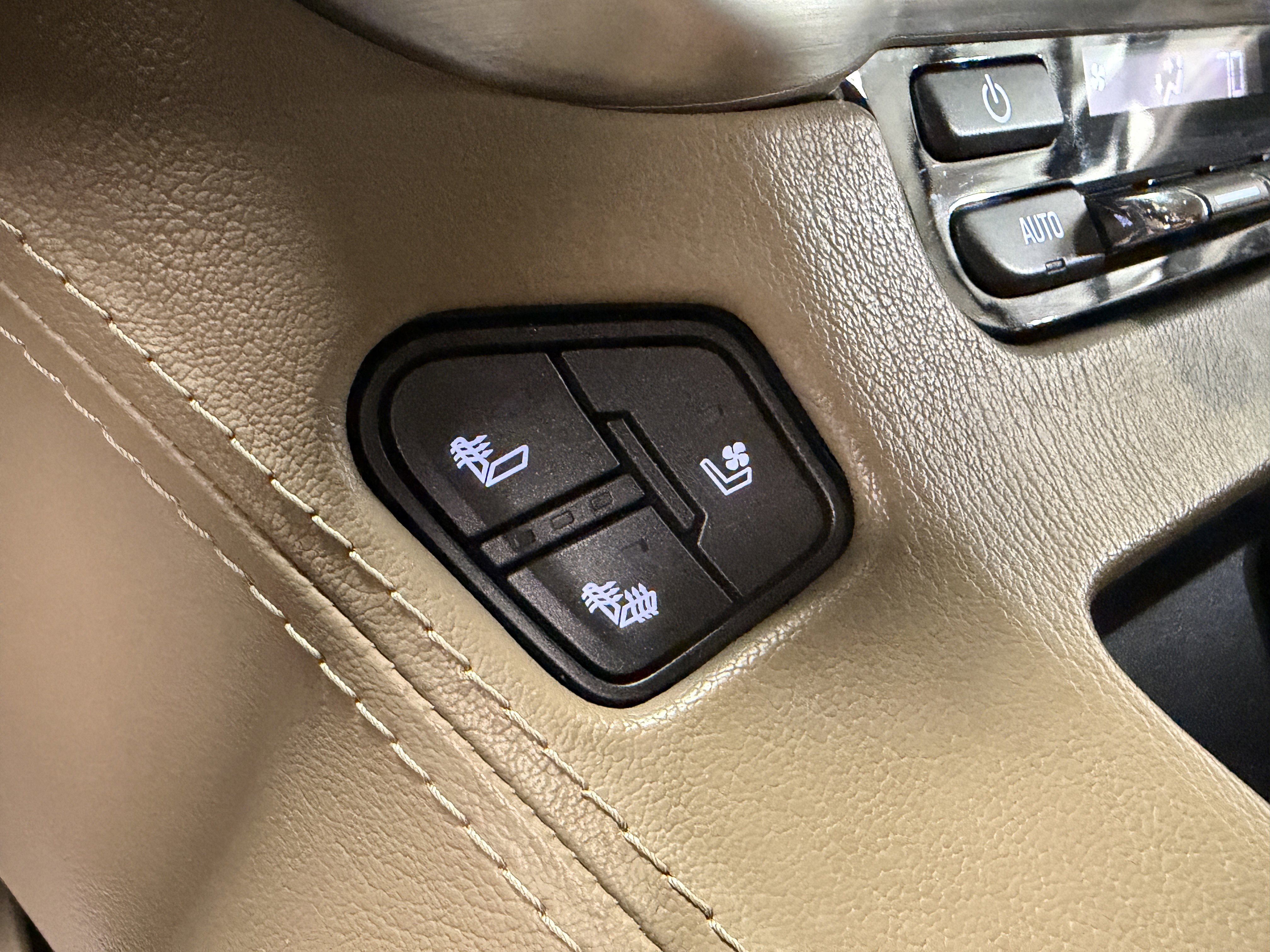 Used 2017 GMC Yukon SLT w/ Premium Edition AWD/4WD image 13