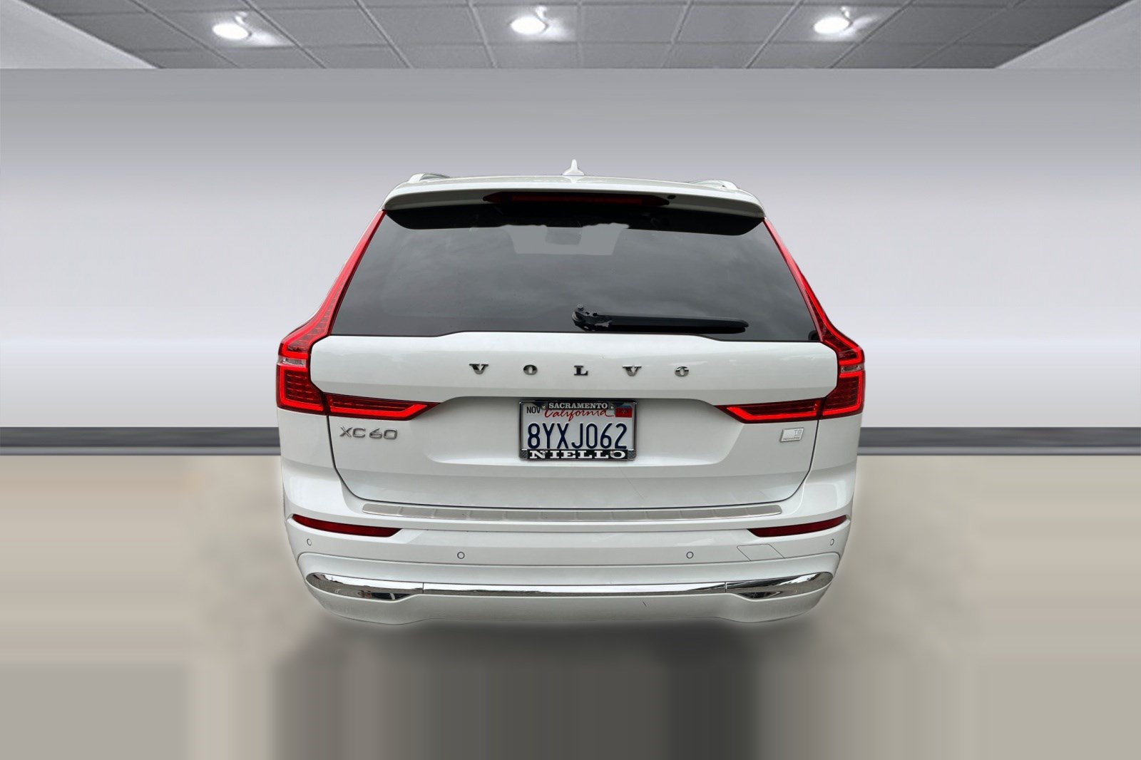 Used 2022 Volvo XC60 T8 Inscription Expression w/ Advanced Package AWD/4WD image 5