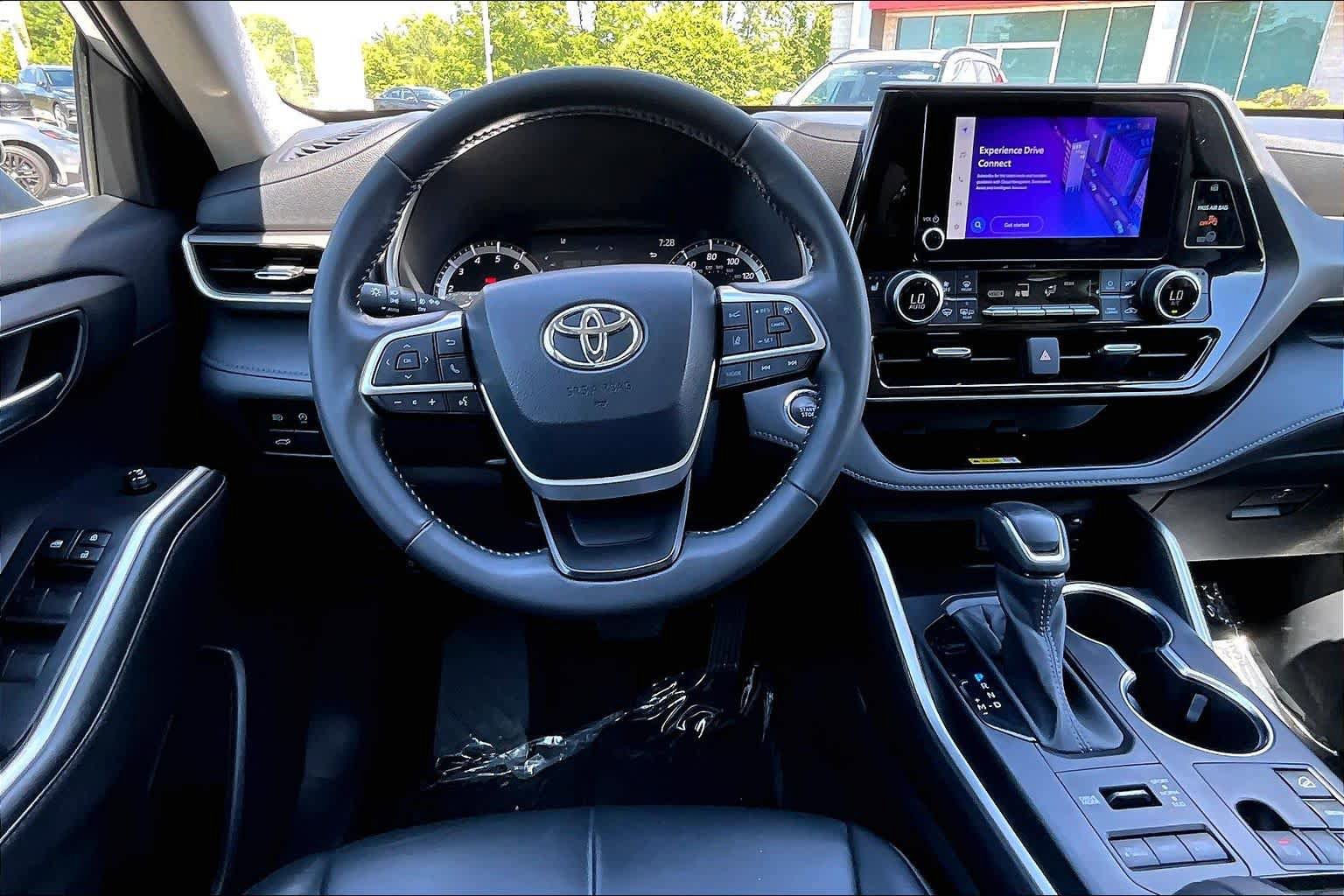 Used 2023 Toyota Highlander XLE AWD/4WD image 6
