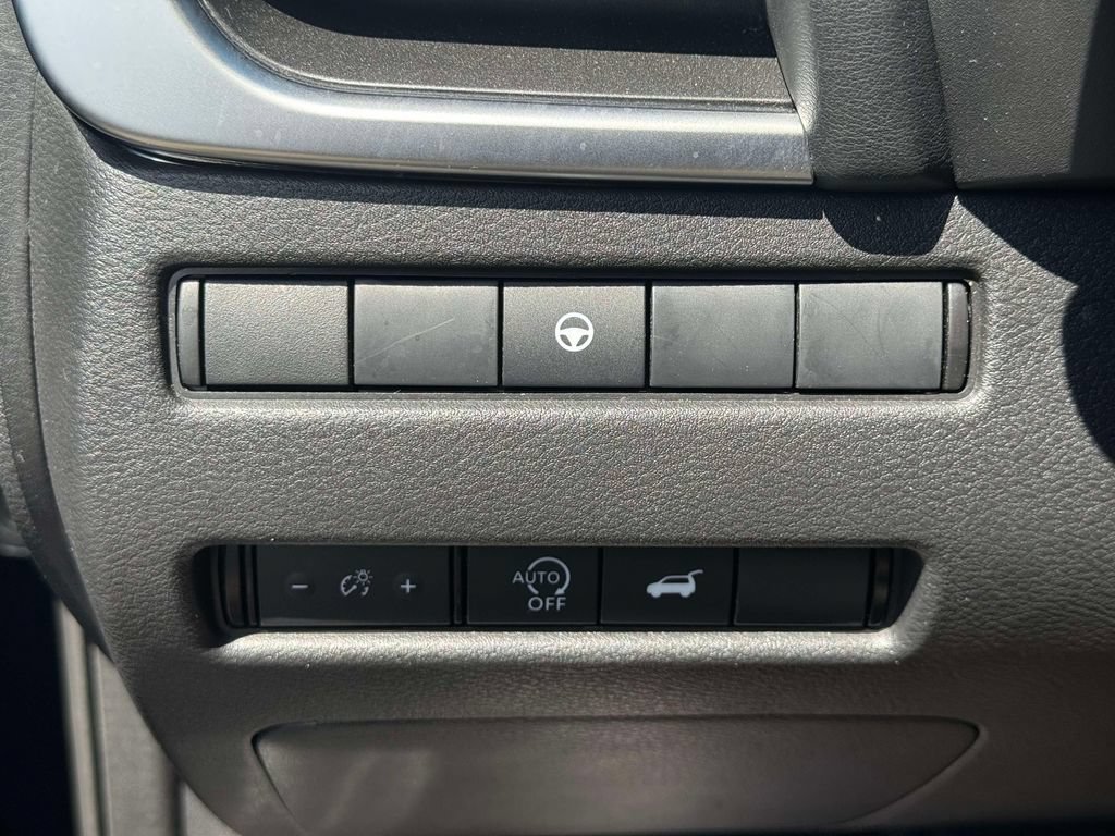 Used 2025 Nissan Rogue SV AWD/4WD image 19