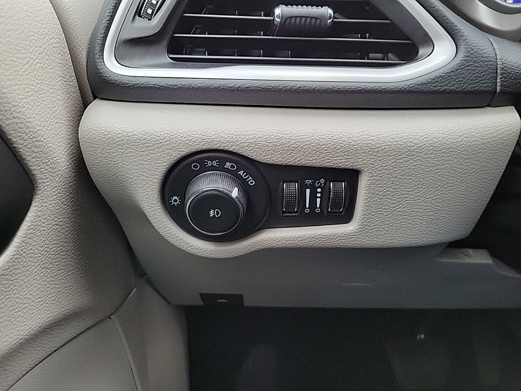 Used 2024 Chrysler Pacifica Touring-L FWD image 24