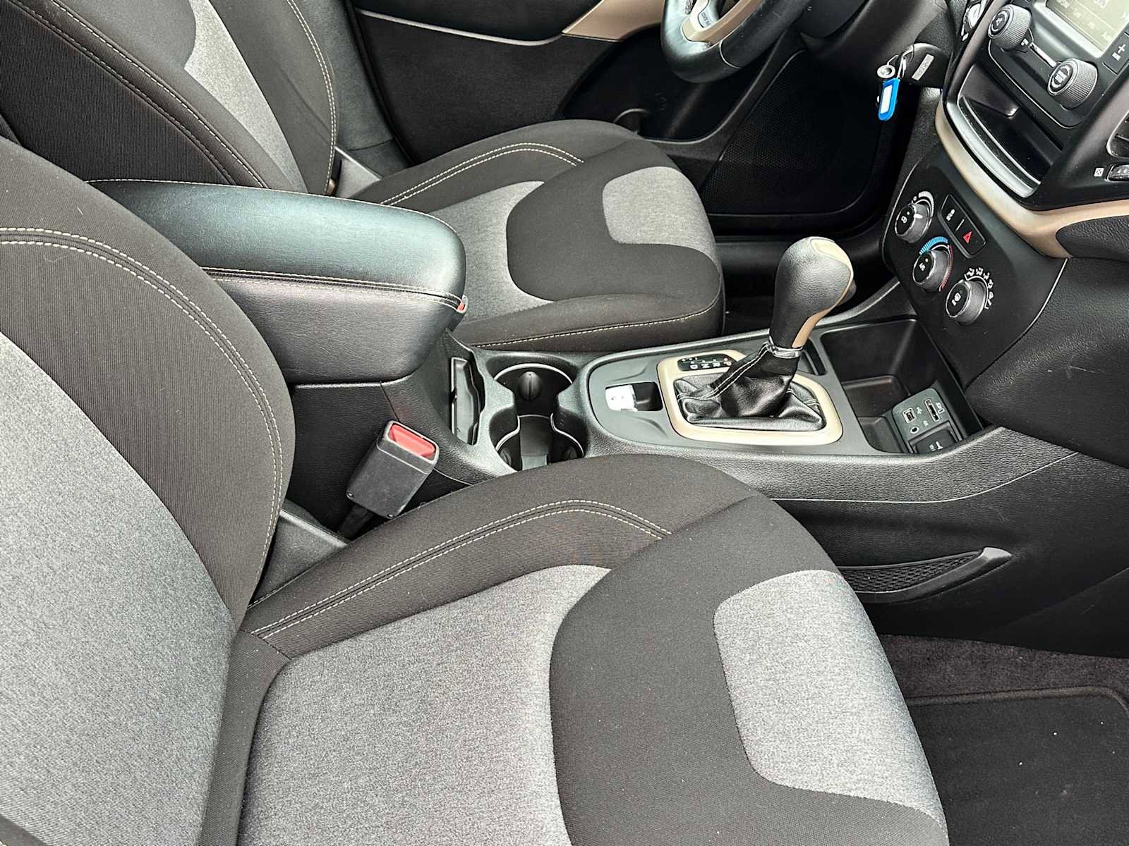 Used 2018 Jeep Cherokee Latitude w/ Altitude Package FWD image 16