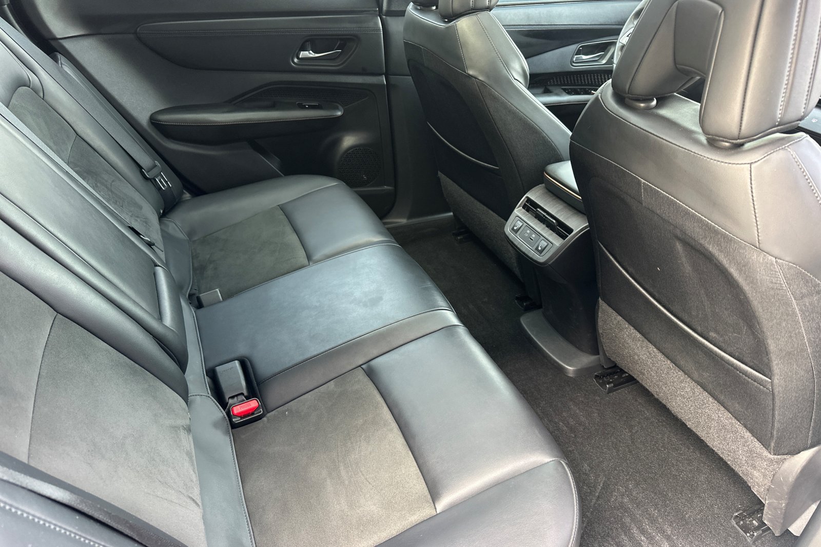 Used 2024 Nissan Ariya FWD image 19
