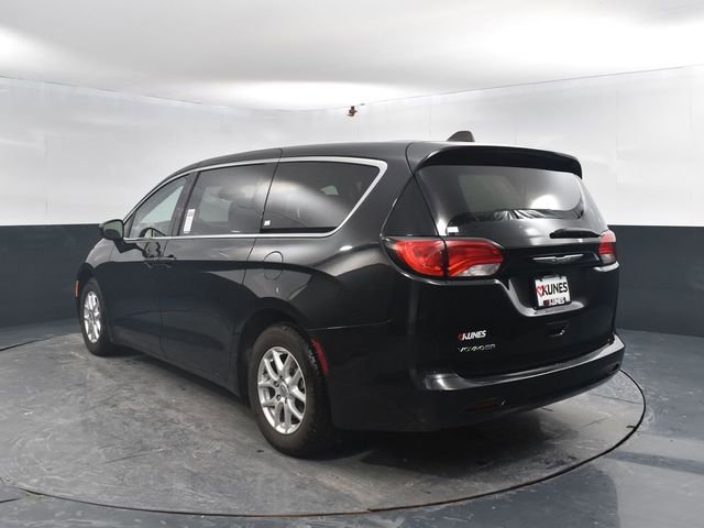 Used 2023 Chrysler Voyager LX image 7