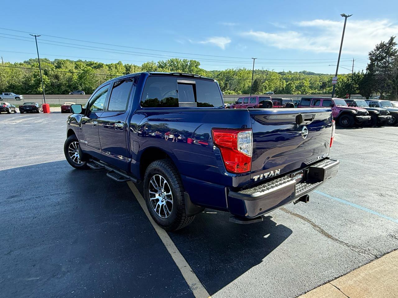 Used 2021 Nissan Titan SV w/ SV Convenience Package AWD/4WD image 5