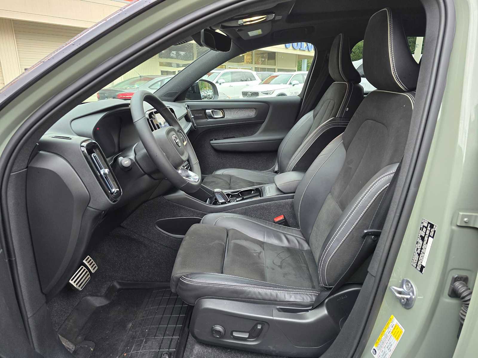 Certified 2022 Volvo XC40 P8 Recharge Ultimate image 29