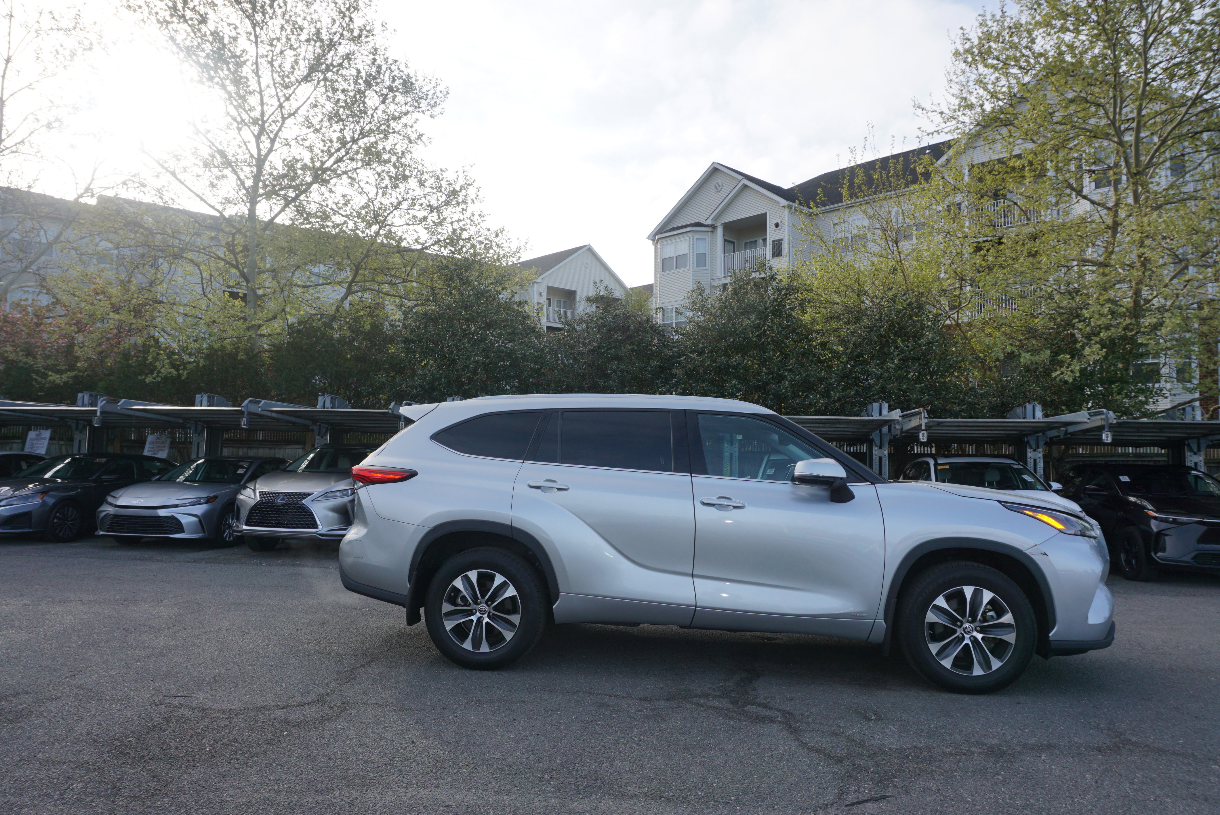 Used 2022 Toyota Highlander XLE image 3