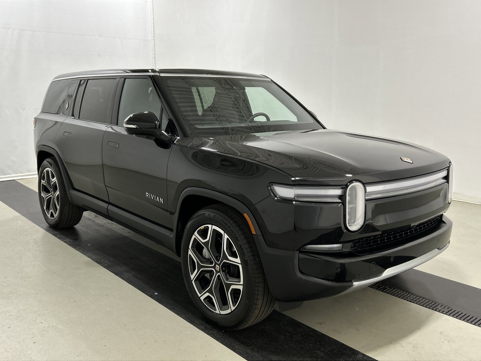 Used 2025 Rivian R1S Adventure image 7