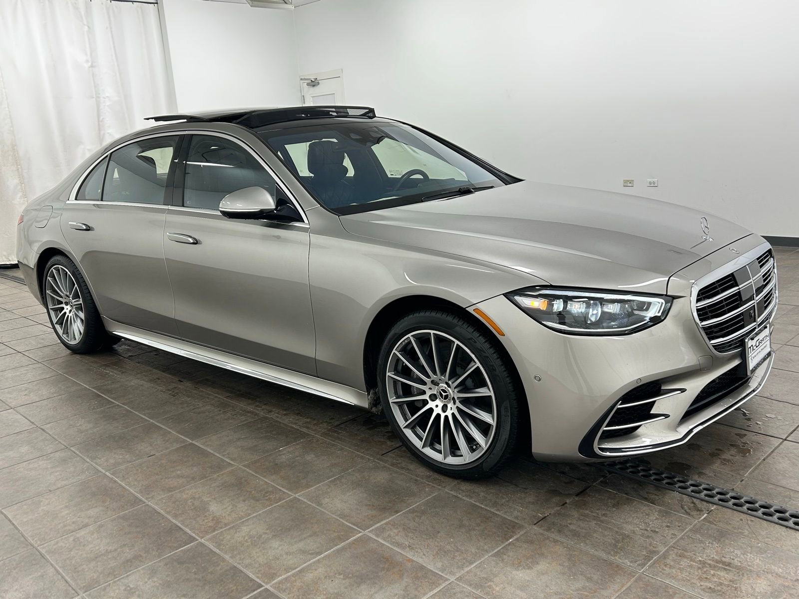 Used 2022 Mercedes-Benz S 580 4MATIC Sedan w/ AMG Line Package image 6