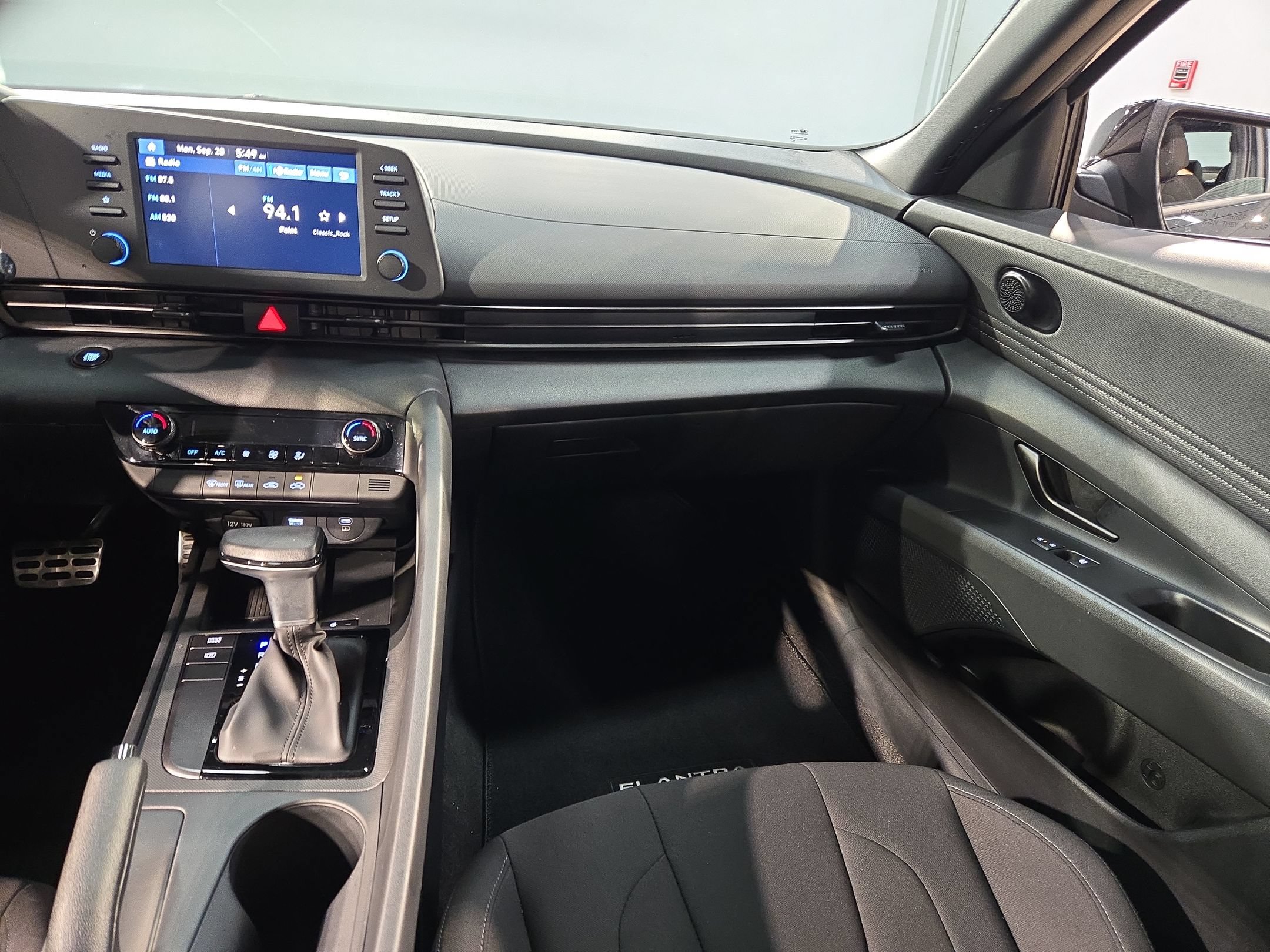 Used 2025 Hyundai Elantra Sport FWD image 11