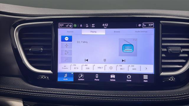 Used 2023 Chrysler Pacifica Touring-L FWD image 14