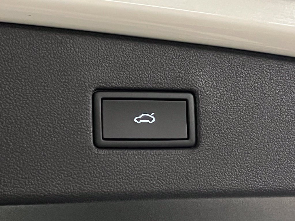 Used 2023 Volkswagen Tiguan SEL R-Line AWD/4WD image 40