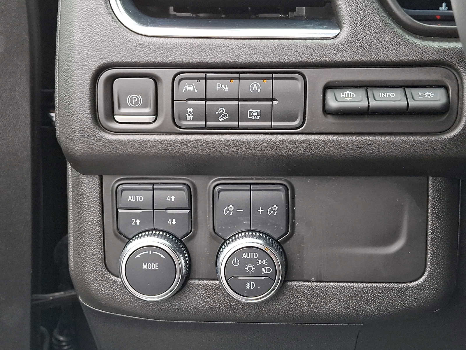 Used 2023 GMC Yukon AT4 w/ AT4 Premium Package AWD/4WD image 27