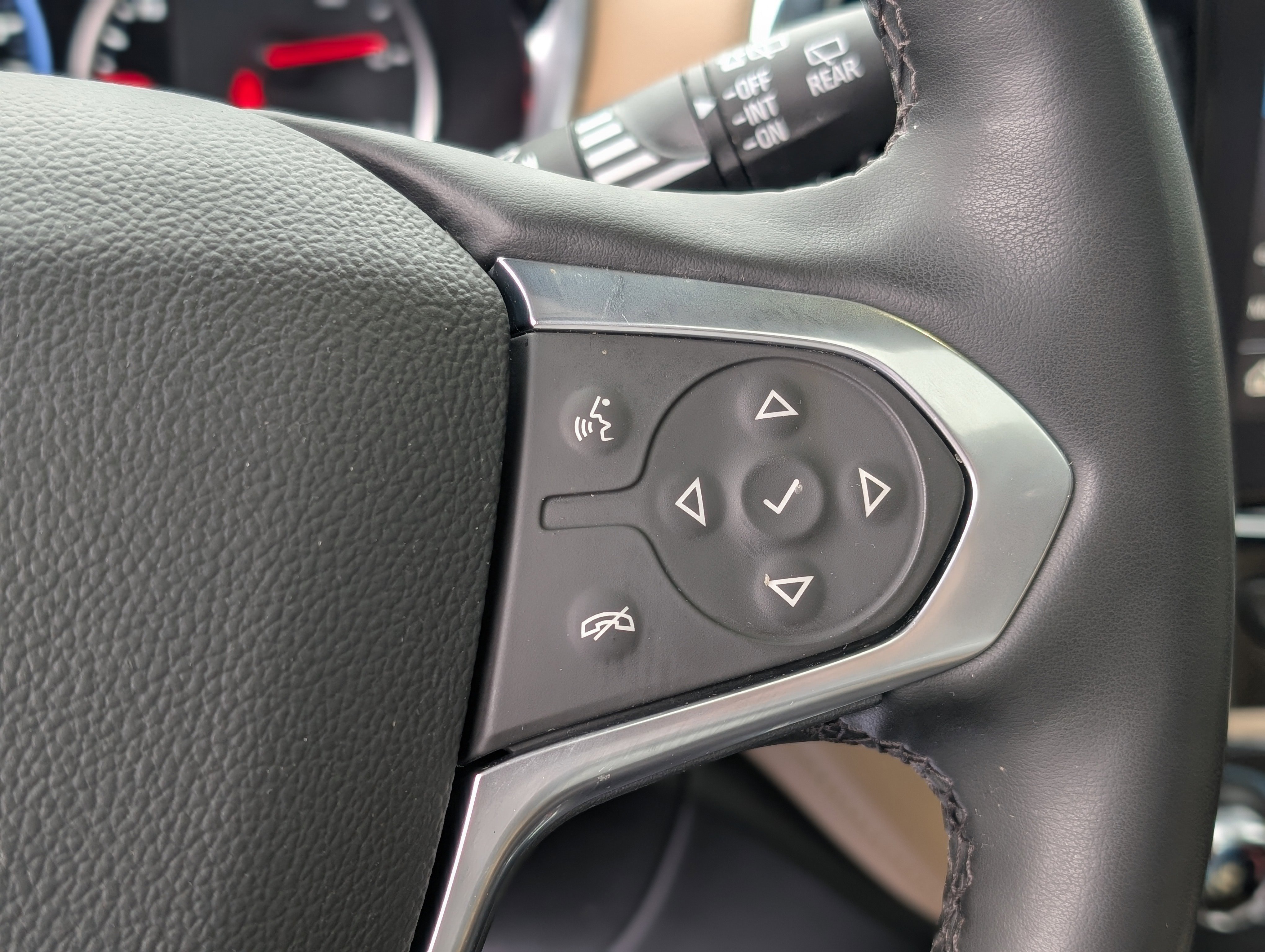 Used 2023 Chevrolet Traverse Premier image 19