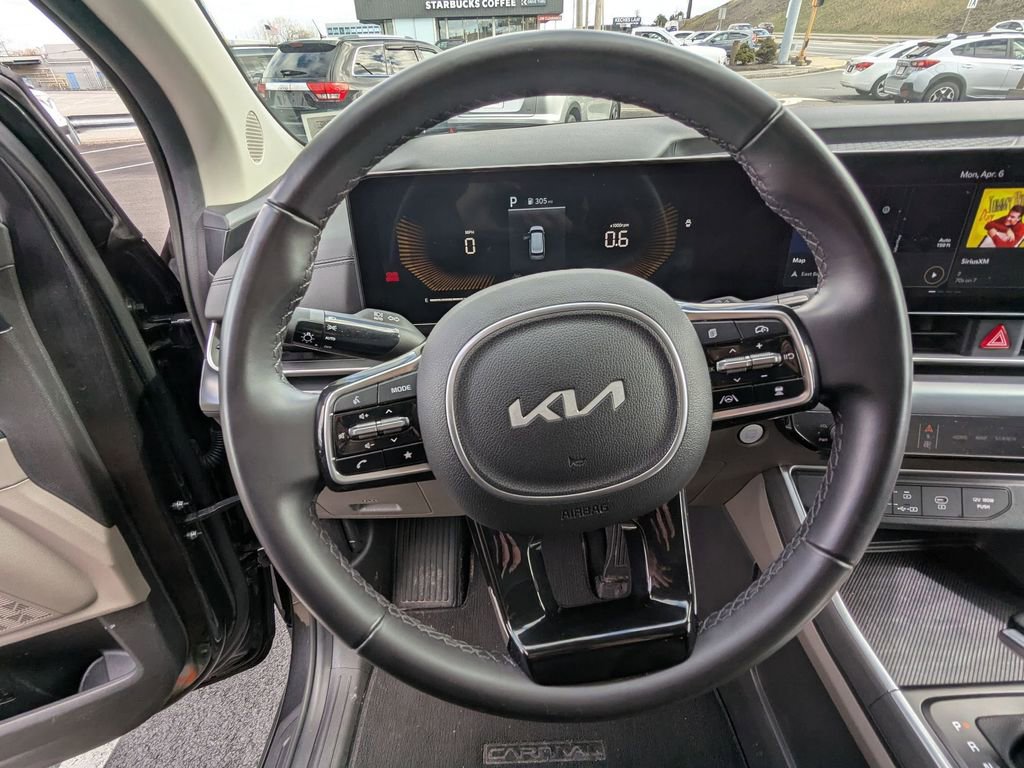 Used 2025 Kia Carnival image 17