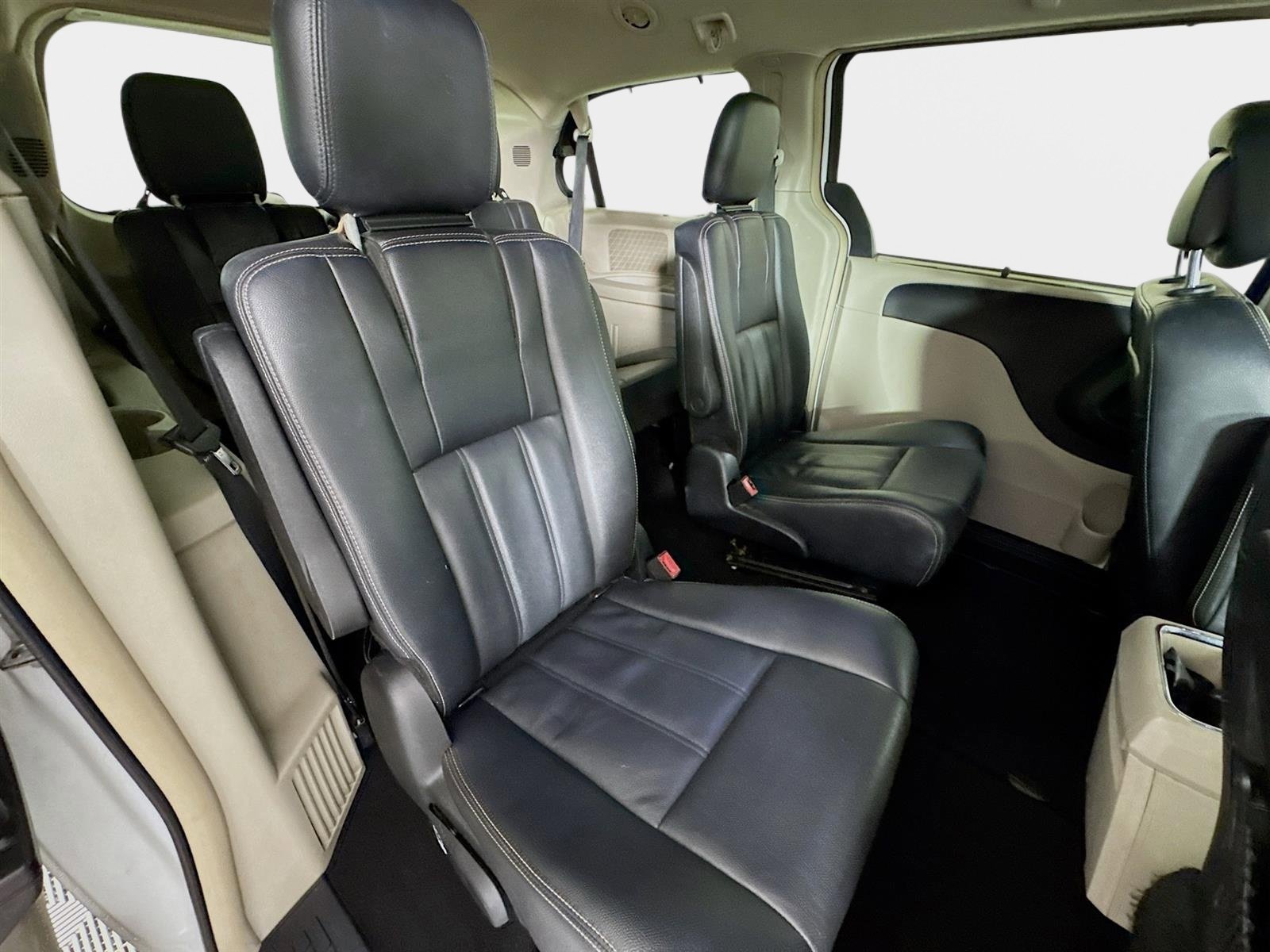 Used 2014 Chrysler Town & Country Touring image 26