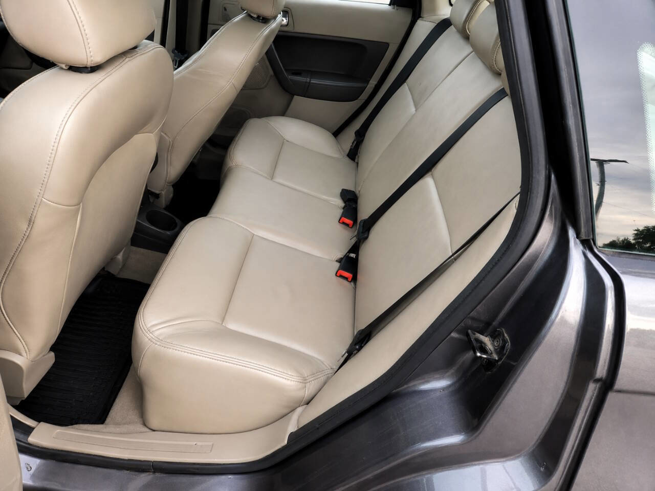 Used 2010 Ford Focus SEL FWD image 15