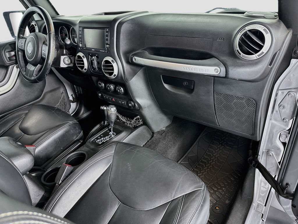 Used 2017 Jeep Wrangler Unlimited Sahara w/ Connectivity Group AWD/4WD image 16