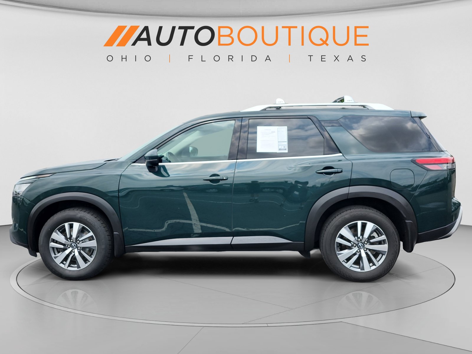 Used 2023 Nissan Pathfinder SL AWD/4WD image 2